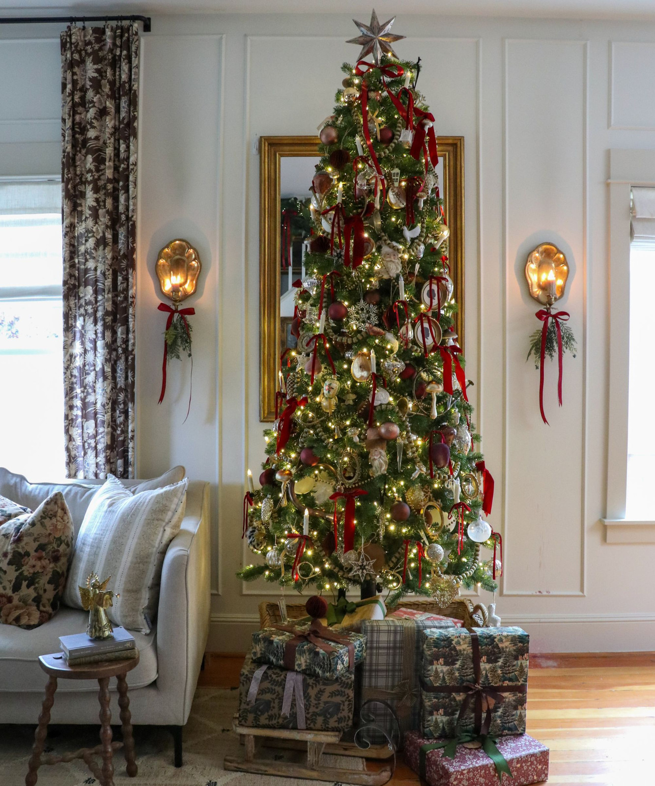 Tree Centered Seating Area To The Side Traditional Living Room Centered on a Red and Gold Christmas Tree Tree Centered Seating Area To The Side Traditional Living Room Centered on a Red and Gold Christmas Tree — Red and Gold Chris