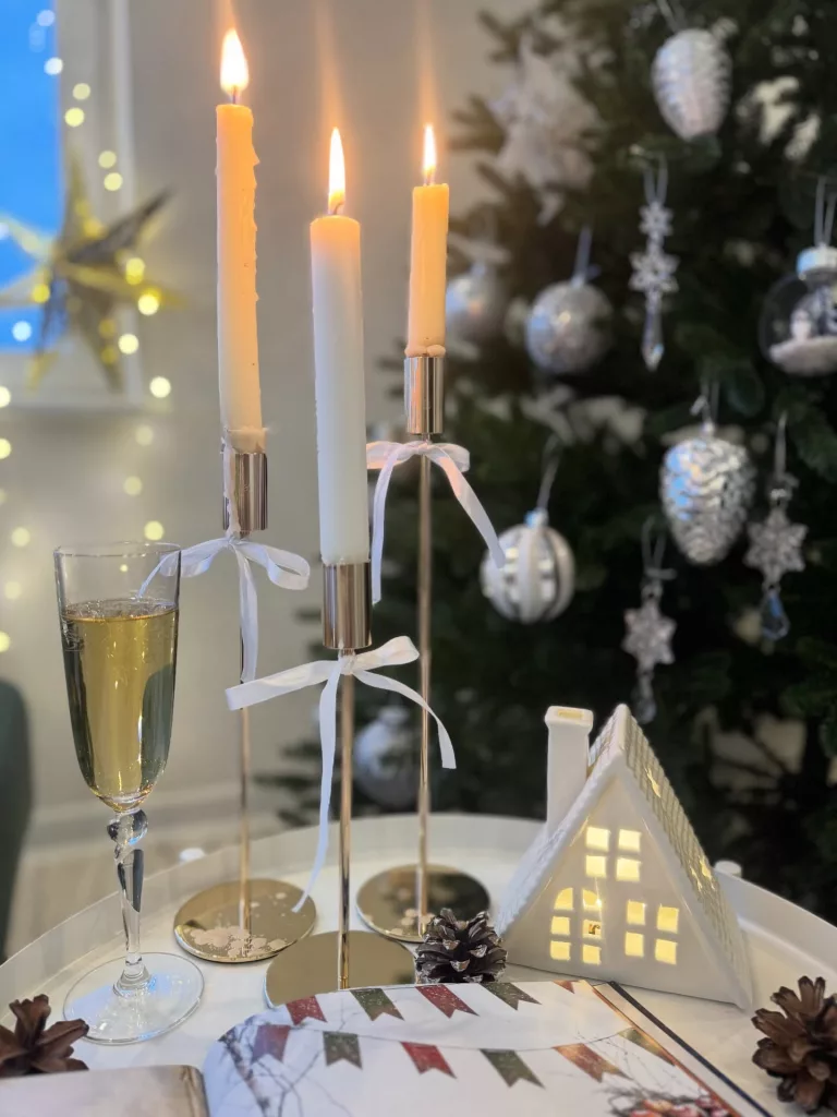 28 Charming Ways to Decorate Your Small Apartment for Christmas