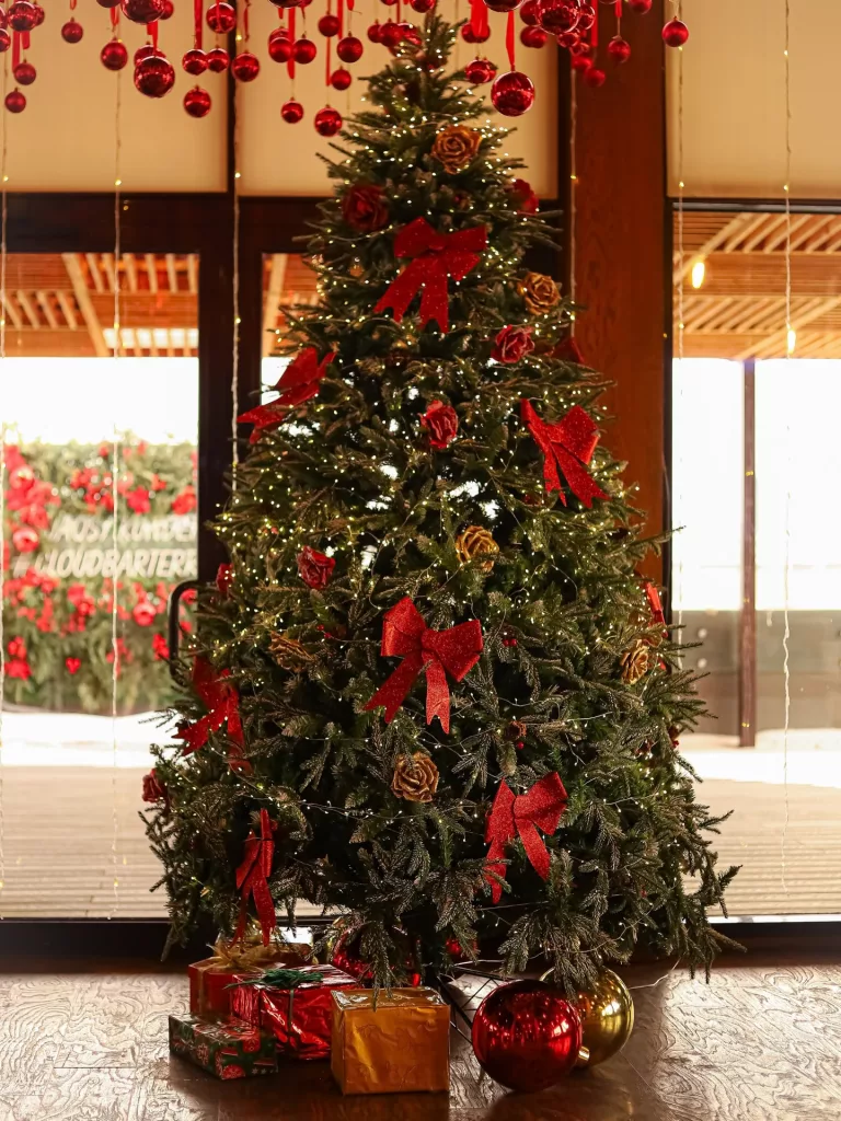 26 Christmas Party Decor Ideas for a Festive and Magical Celebration