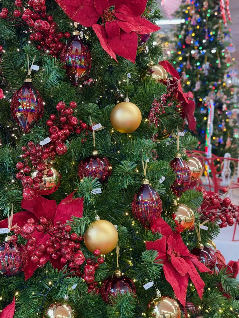 30 Beautiful Christmas Tree Balls for an Enchanting Holiday Home