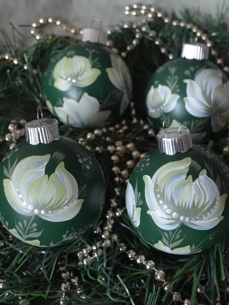 30 Beautiful Christmas Tree Balls for an Enchanting Holiday Home