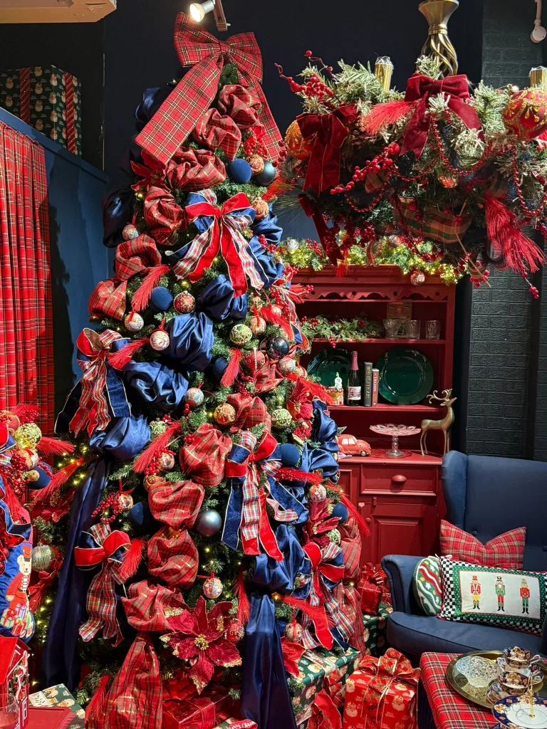 29 Charming Red, White, and Blue Holiday Decorating Ideas for a Festive Home