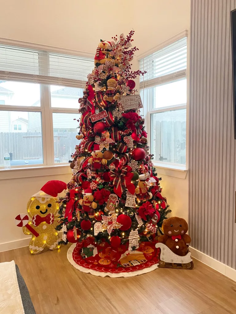 30 Elegant Christmas Trees for a Stylish and Festive Home