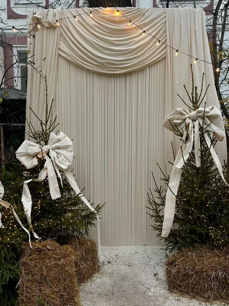 26 Beautiful Christmas Photo Backdrop Ideas for Magical Holiday Photos