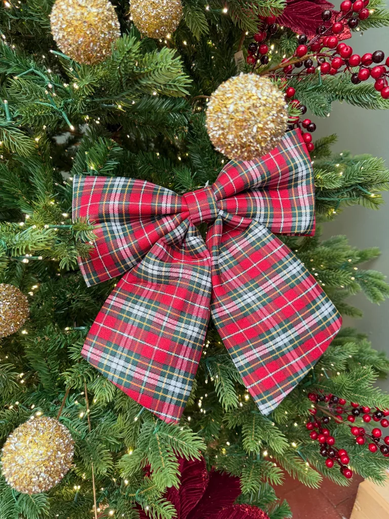 28 Christmas Bow Decorating Ideas for an Elegant and Festive Home