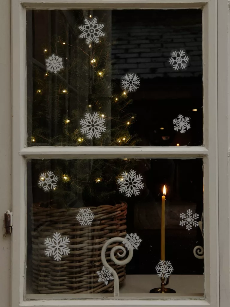 29 Enchanting Christmas Window Decor Ideas for a Festive Home