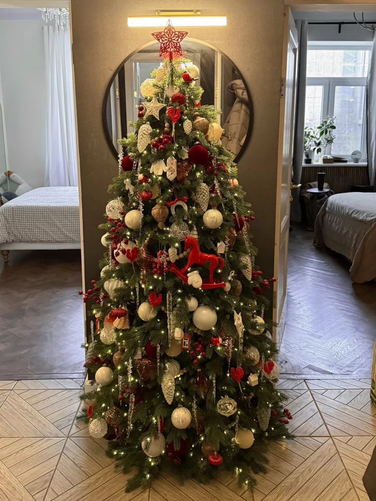 28 Charming Ways to Decorate Your Small Apartment for Christmas