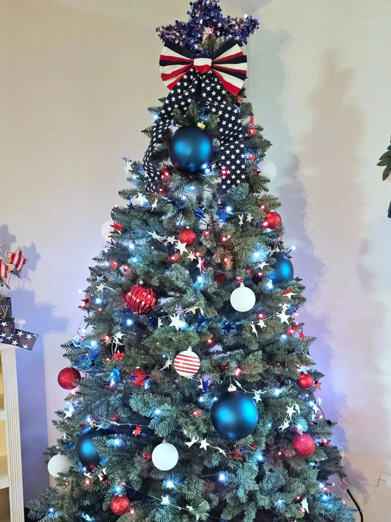 29 Charming Red, White, and Blue Holiday Decorating Ideas for a Festive Home
