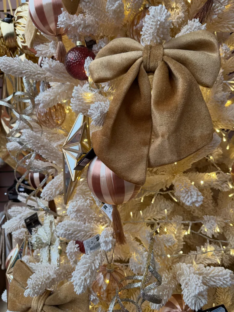 28 Christmas Bow Decorating Ideas for an Elegant and Festive Home