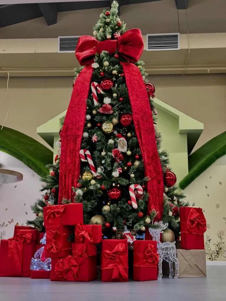 26 Beautiful Christmas Photo Backdrop Ideas for Magical Holiday Photos