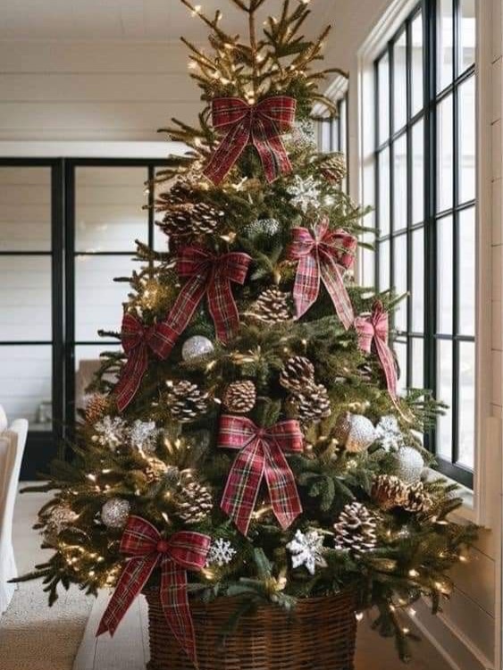 30 Elegant Christmas Trees for a Stylish and Festive Home