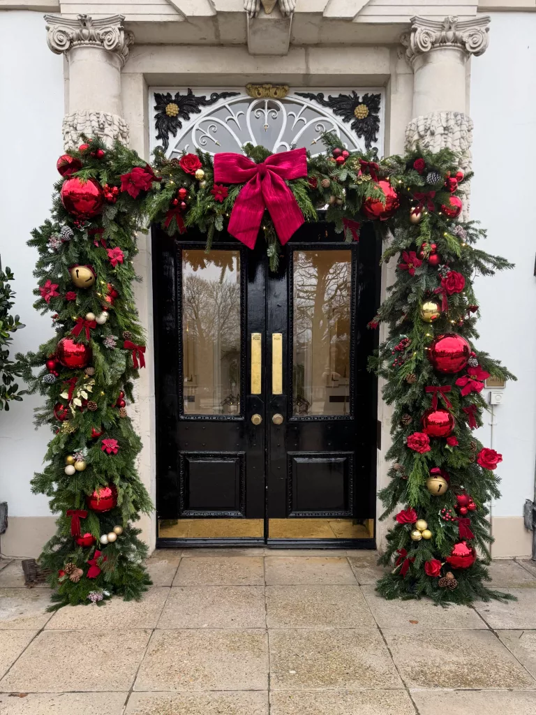 28 Christmas Bow Decorating Ideas for an Elegant and Festive Home