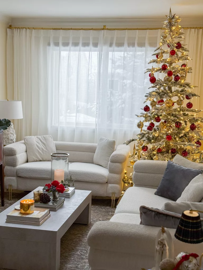28 Charming Ways to Decorate Your Small Apartment for Christmas