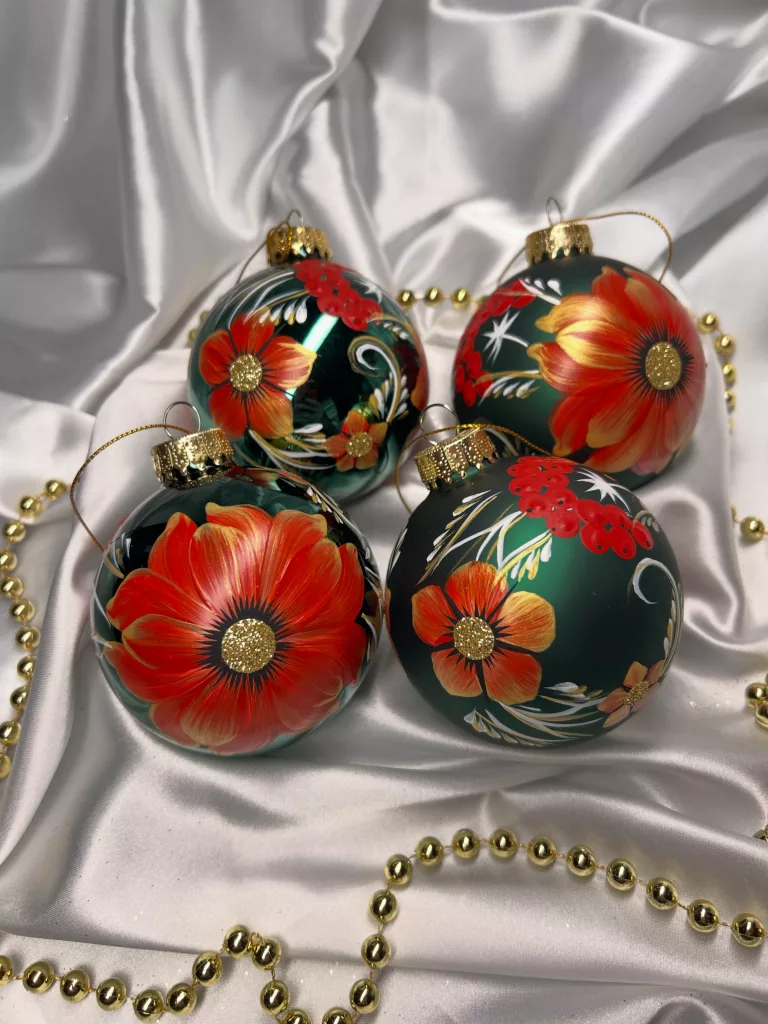30 Beautiful Christmas Tree Balls for an Enchanting Holiday Home