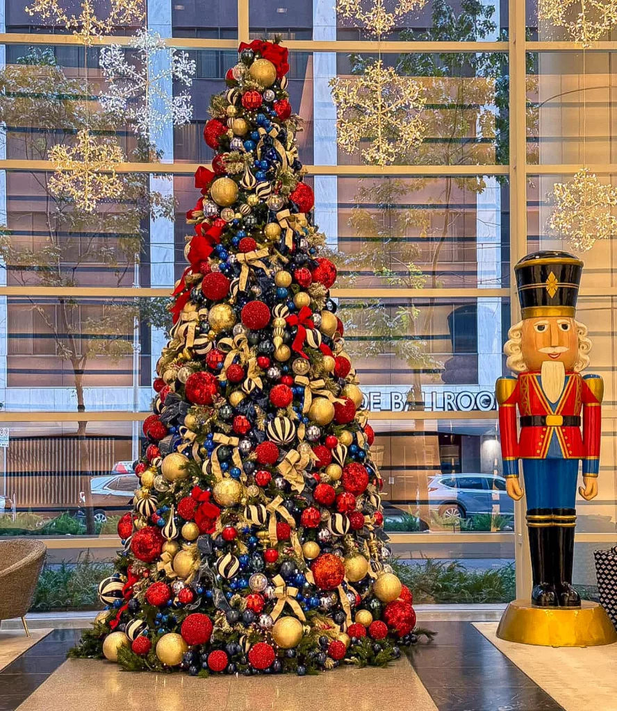 29 Charming Red, White, and Blue Holiday Decorating Ideas for a Festive Home