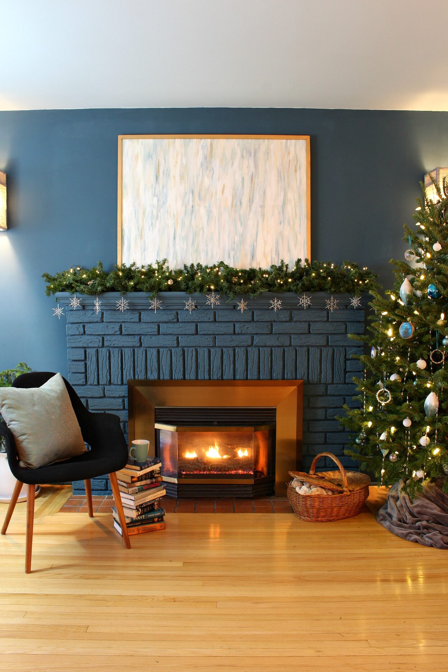 Modern Dark Blue Mantel with Snowflake Garland Modern Dark Blue Mantel with Snowflake Garland — Winter Mantel Decor