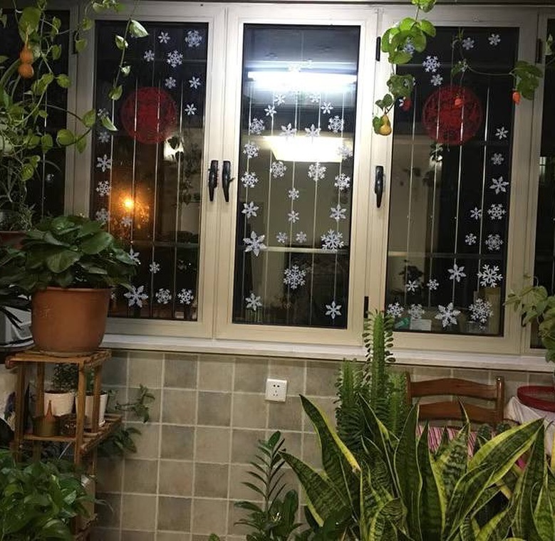 29 Enchanting Christmas Window Decor Ideas for a Festive Home