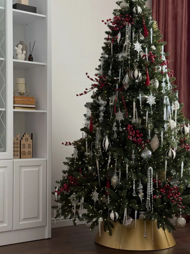 28 Charming Ways to Decorate Your Small Apartment for Christmas