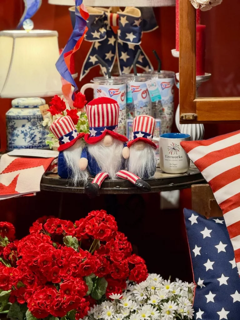29 Charming Red, White, and Blue Holiday Decorating Ideas for a Festive Home