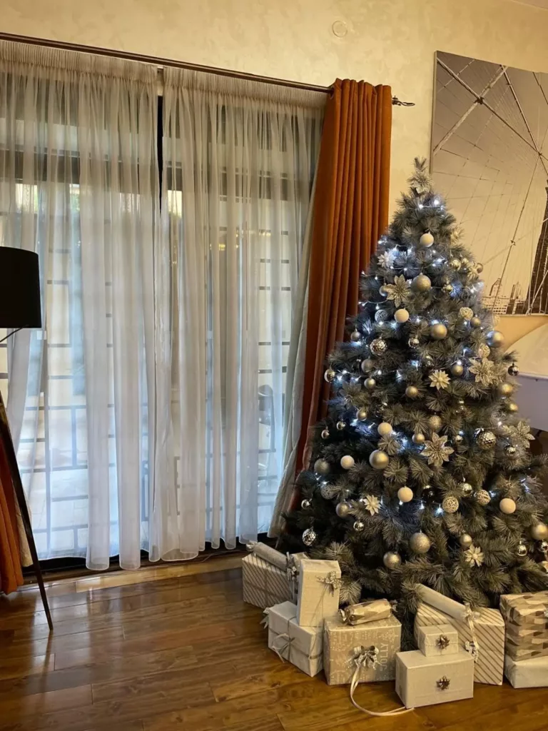 30 Elegant Christmas Trees for a Stylish and Festive Home