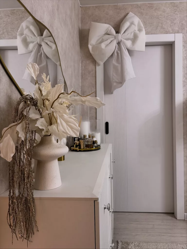 28 Charming Ways to Decorate Your Small Apartment for Christmas