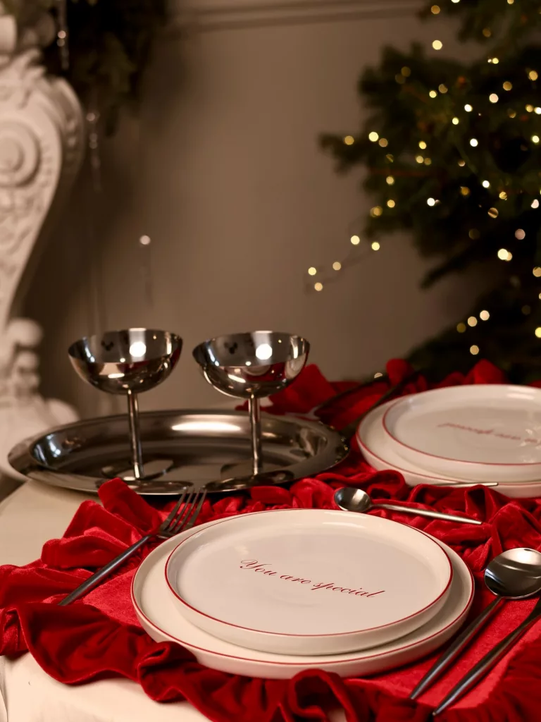 35 Traditional Red Christmas Decor Ideas for a Warm and Cozy Holiday