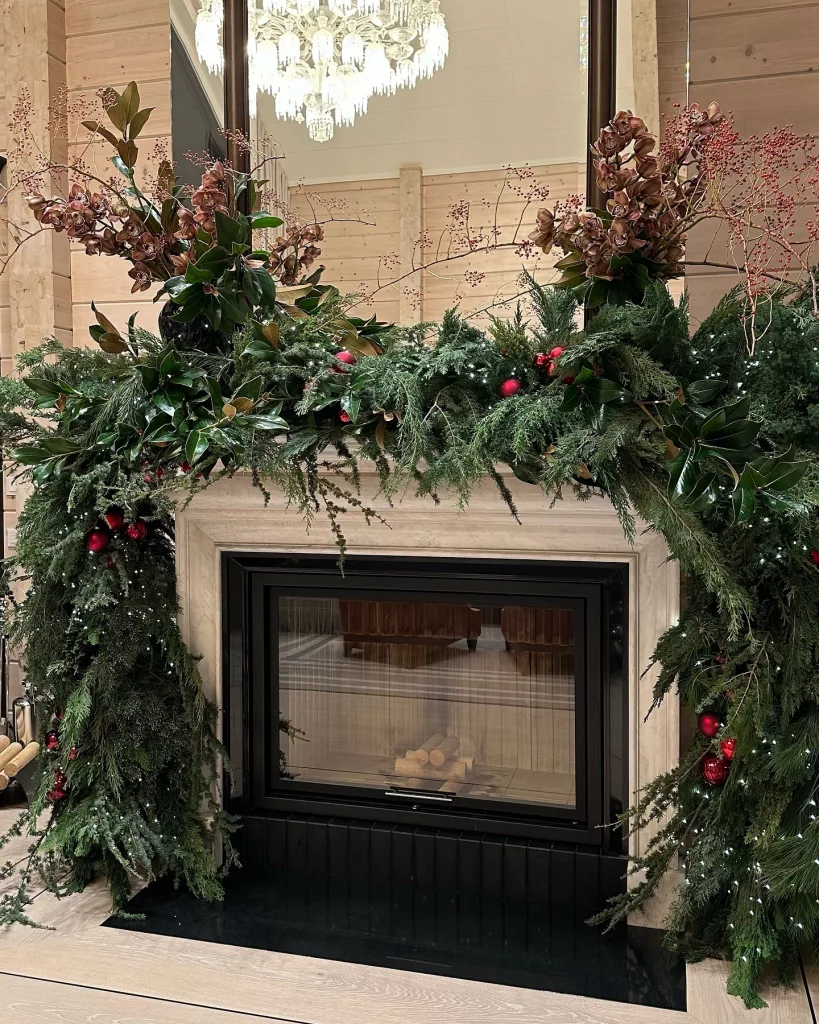 26 Beautiful Christmas Mantel Decorating Ideas for a Cozy Holiday Home