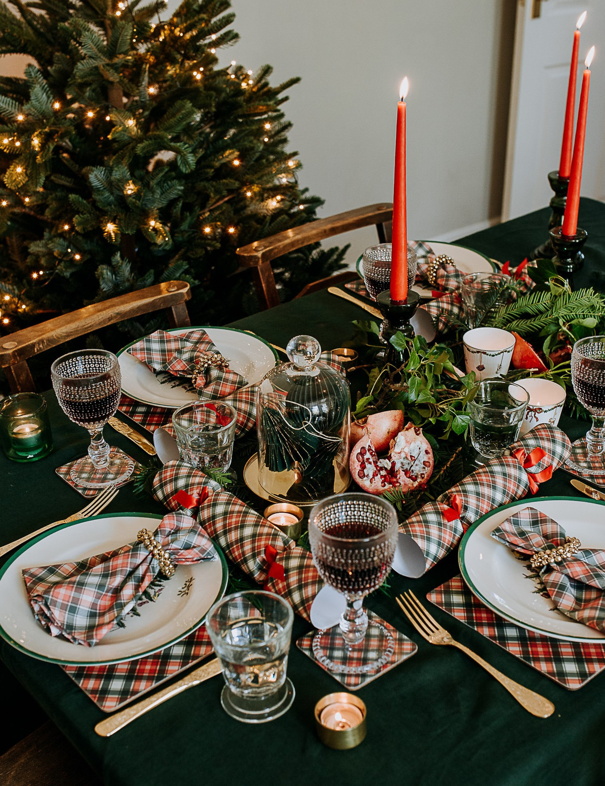 Formal Dining Table with Plaid Napkins and Gold Accents Formal Dining Table with Plaid Napkins and Gold Accents — Red and Gold Christmas Decor