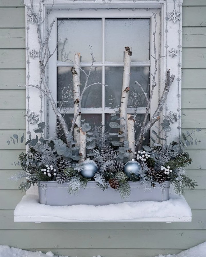 29 Enchanting Christmas Window Decor Ideas for a Festive Home