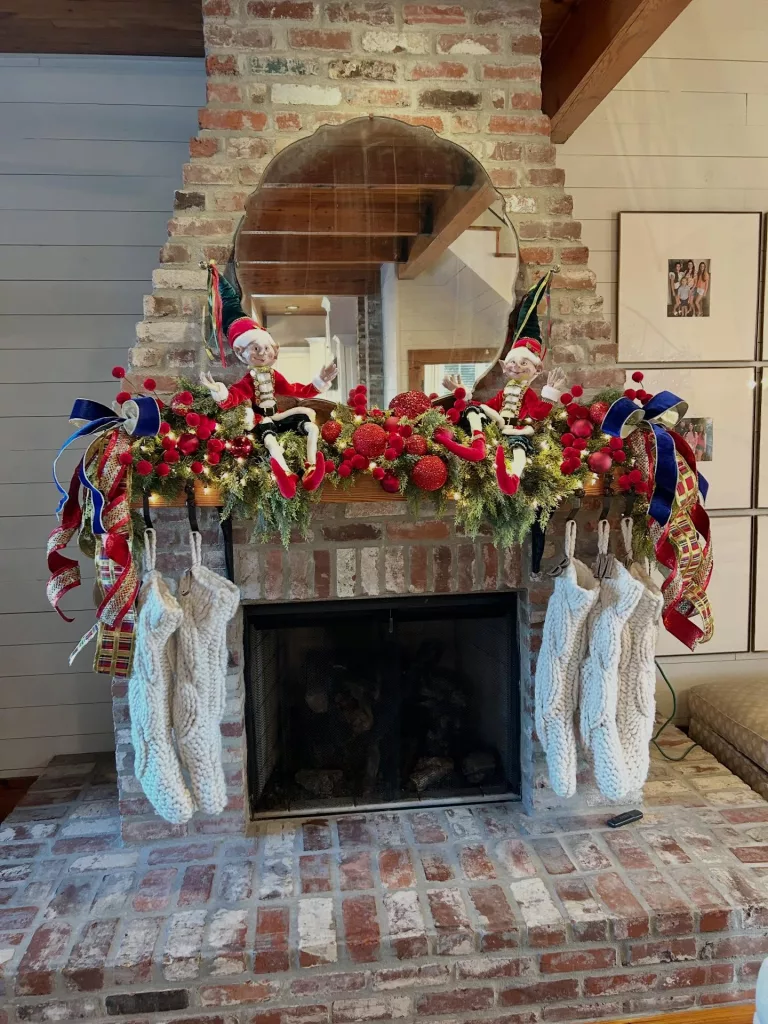 26 Beautiful Christmas Mantel Decorating Ideas for a Cozy Holiday Home