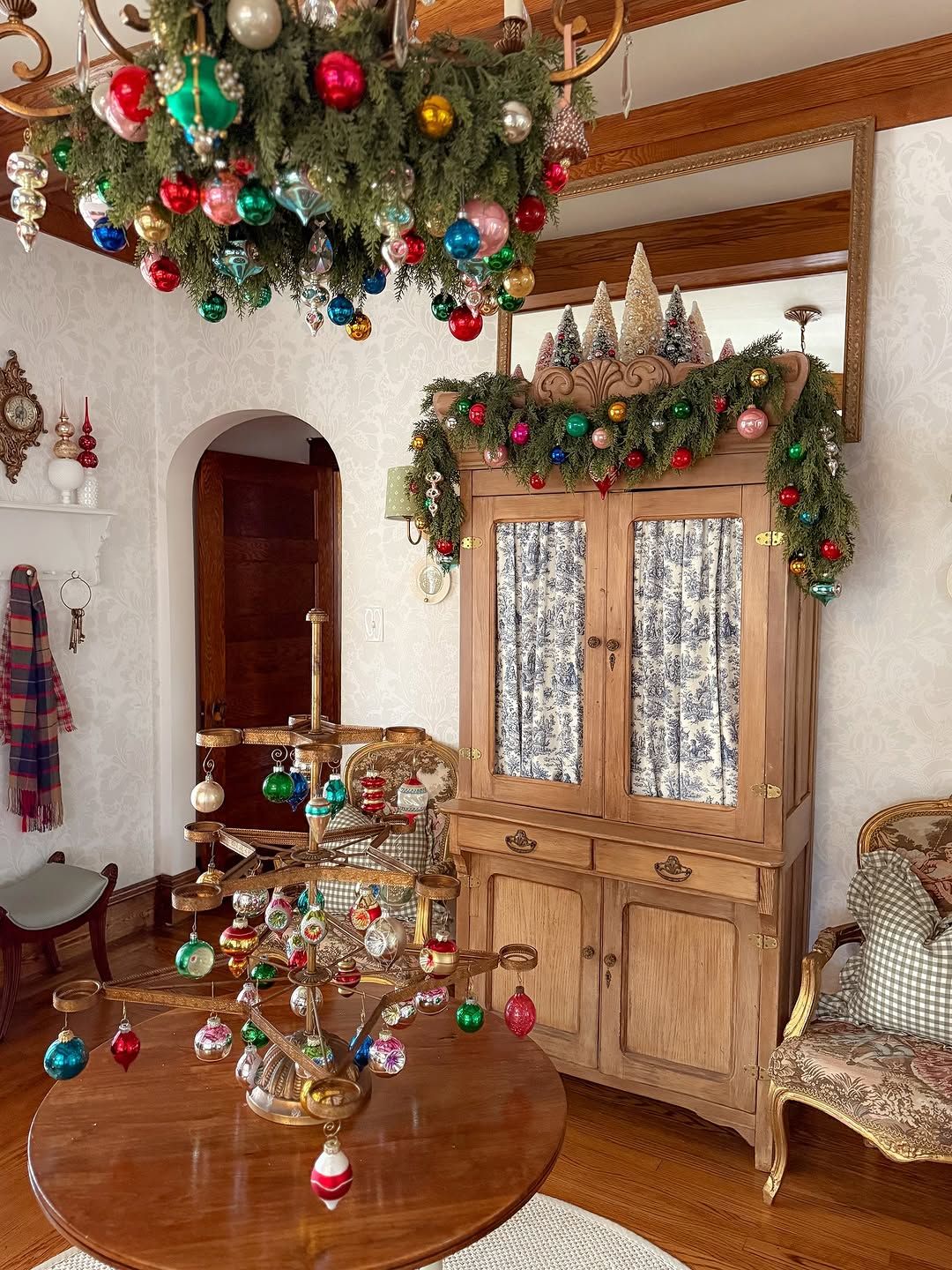 Vintage Dining Room with Small Decorative Christmas Tree Vintage Dining Room with Small Decorative Christmas Tree — Vintage Christmas Decor