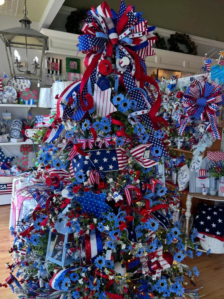 29 Charming Red, White, and Blue Holiday Decorating Ideas for a Festive Home