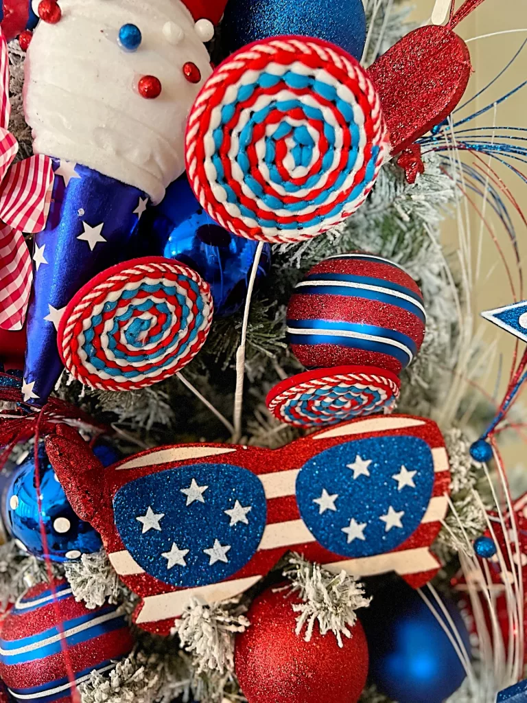 29 Charming Red, White, and Blue Holiday Decorating Ideas for a Festive Home