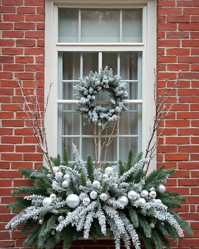 29 Enchanting Christmas Window Decor Ideas for a Festive Home