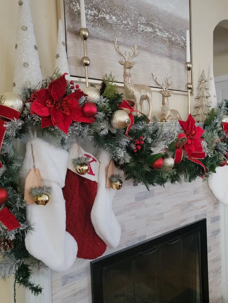 28 Charming Ways to Decorate Your Small Apartment for Christmas