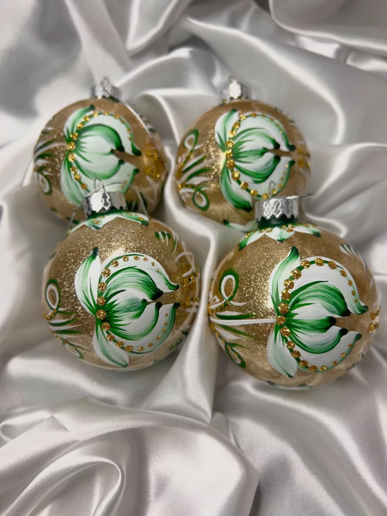 30 Beautiful Christmas Tree Balls for an Enchanting Holiday Home