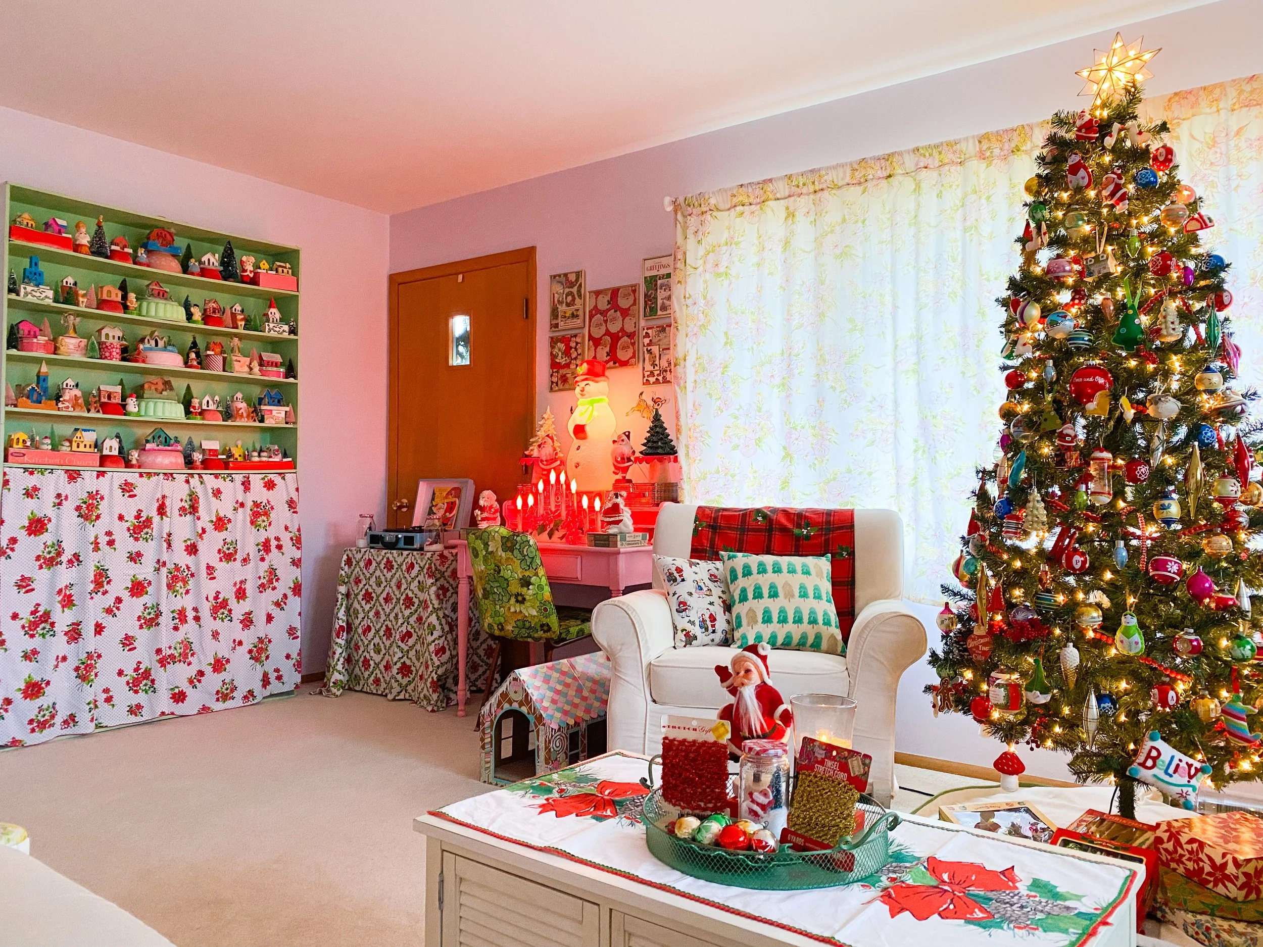 Vintage Style Living Room with Adorned Christmas Tree and Figurines Vintage Style Living Room with Adorned Christmas Tree and Figurines — Vintage Christmas Decor