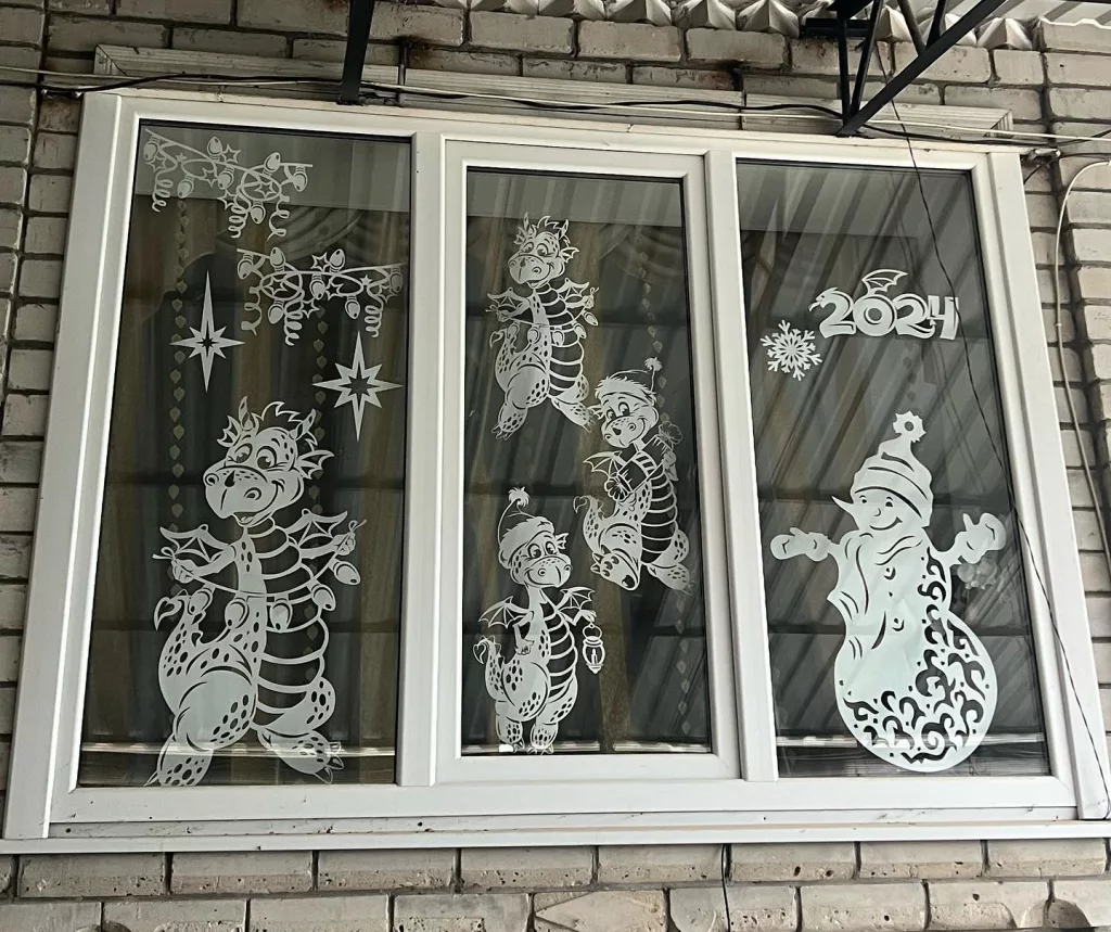 29 Enchanting Christmas Window Decor Ideas for a Festive Home