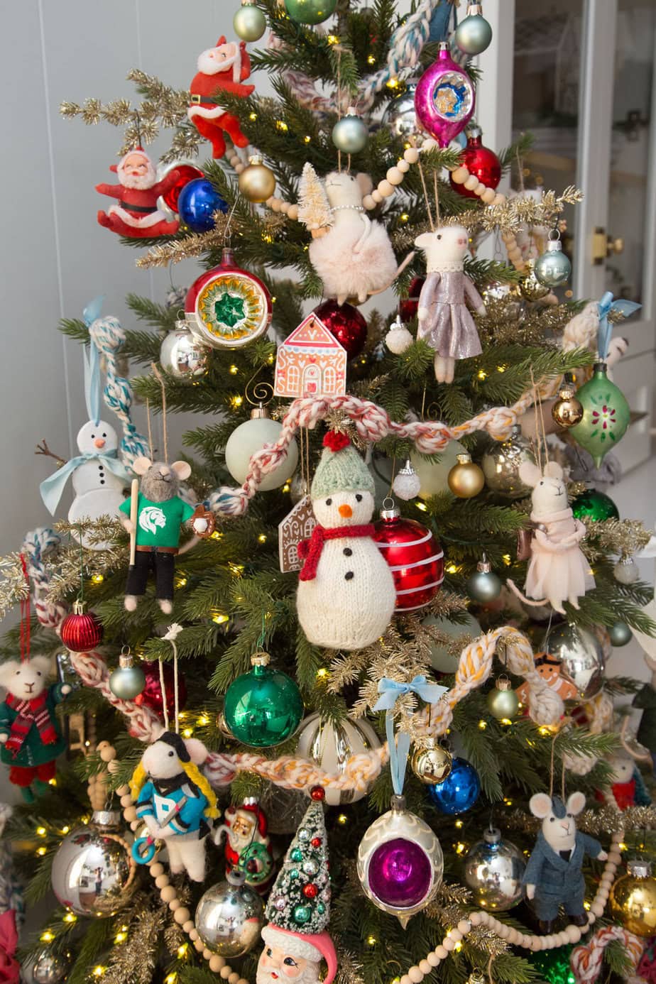 Close-Up On Tree Whimsical Vintage-Inspired Ornaments on a Christmas Tree Close-Up On Tree Whimsical Vintage-Inspired Ornaments on a Christmas Tree — Vintage Christmas Decor