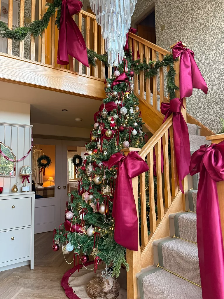 28 Christmas Bow Decorating Ideas for an Elegant and Festive Home