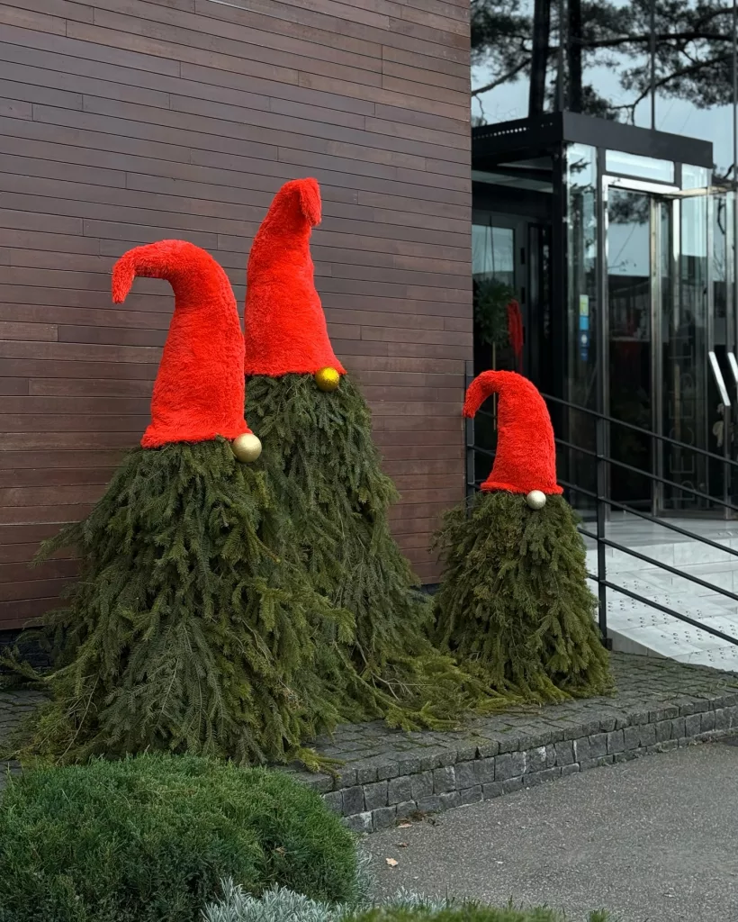 35 Traditional Red Christmas Decor Ideas for a Warm and Cozy Holiday