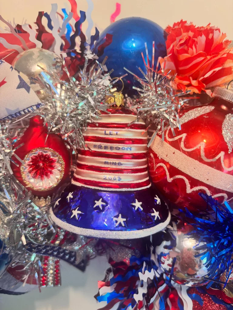 29 Charming Red, White, and Blue Holiday Decorating Ideas for a Festive Home