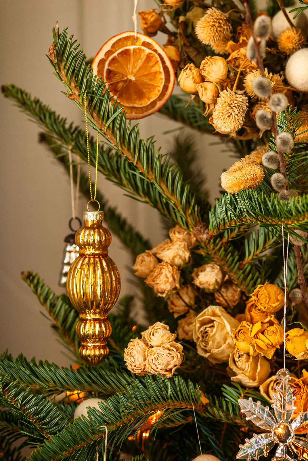 Boho Natural Visual Idea — Gold Christmas Decor