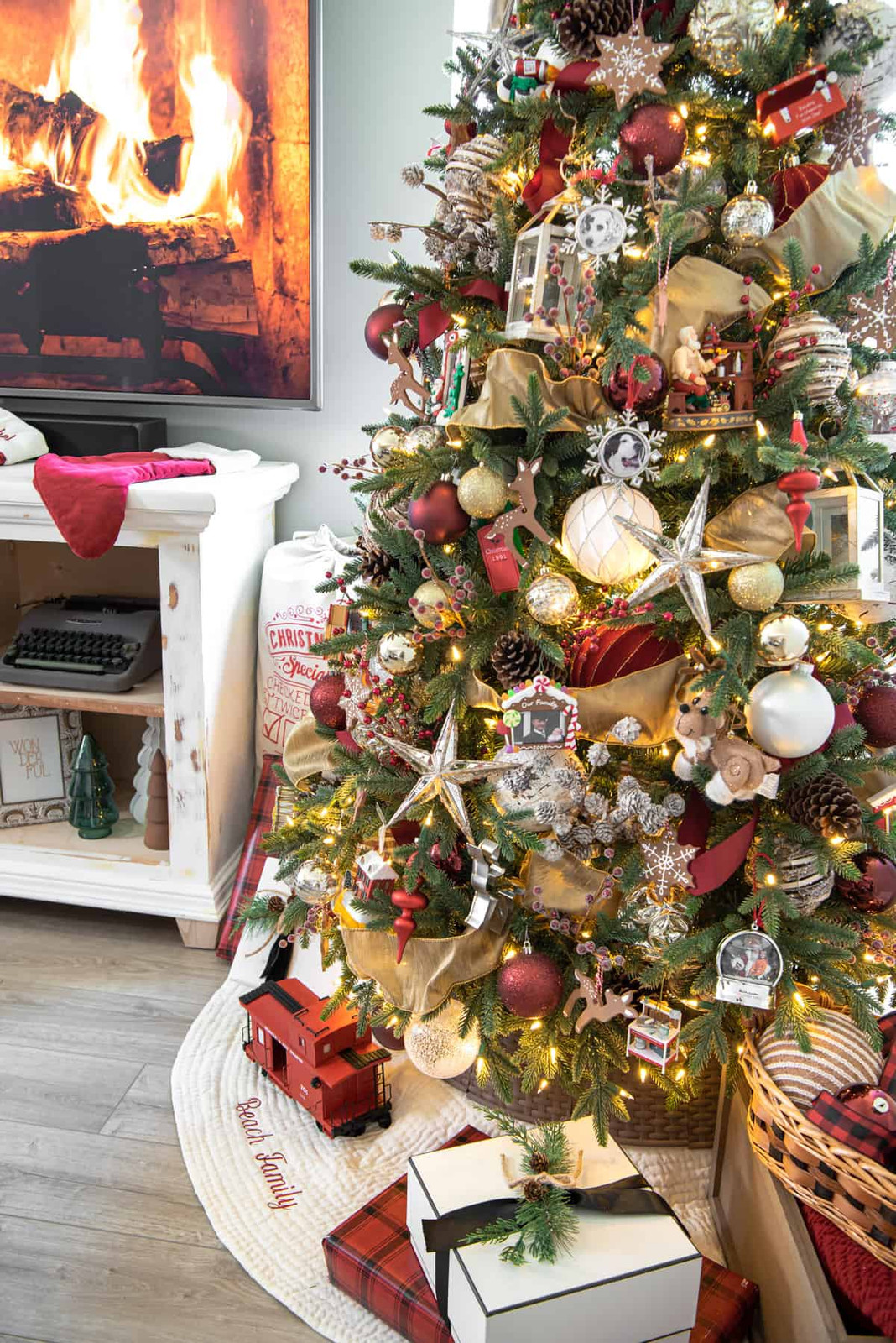 Dense Christmas Tree Decor with Red and Gold Ornaments Galore Dense Christmas Tree Decor with Red and Gold Ornaments Galore — Red and Gold Christmas Decor