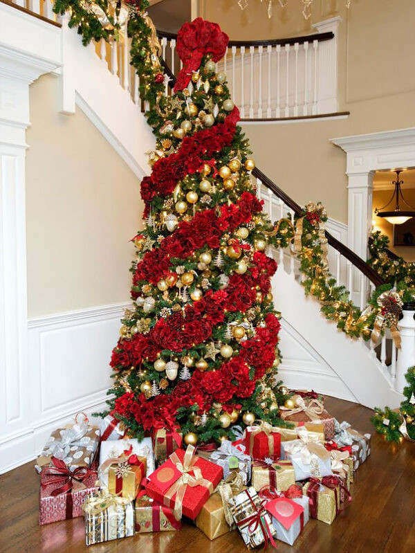 Cohesive Red and Gold Theme with Red Flowers and Garland Cohesive Red and Gold Theme with Red Flowers and Garland — Red and Gold Christmas Decor