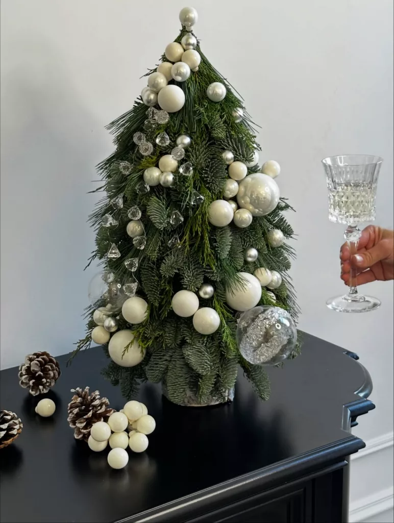 28 Charming Ways to Decorate Your Small Apartment for Christmas