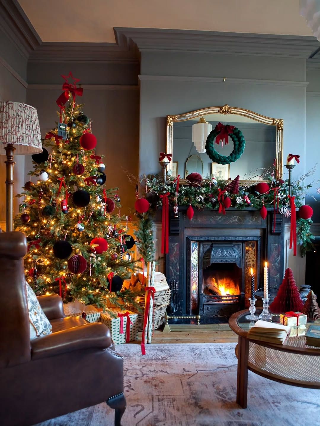 Cozy Living Room with Vintage-Inspired Christmas Tree and Fireplace Cozy Living Room with Vintage-Inspired Christmas Tree and Fireplace — Vintage Christmas Decor