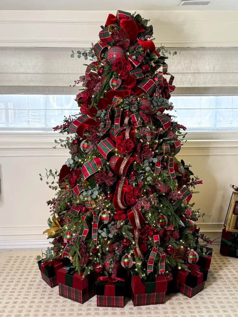 30 Elegant Christmas Trees for a Stylish and Festive Home