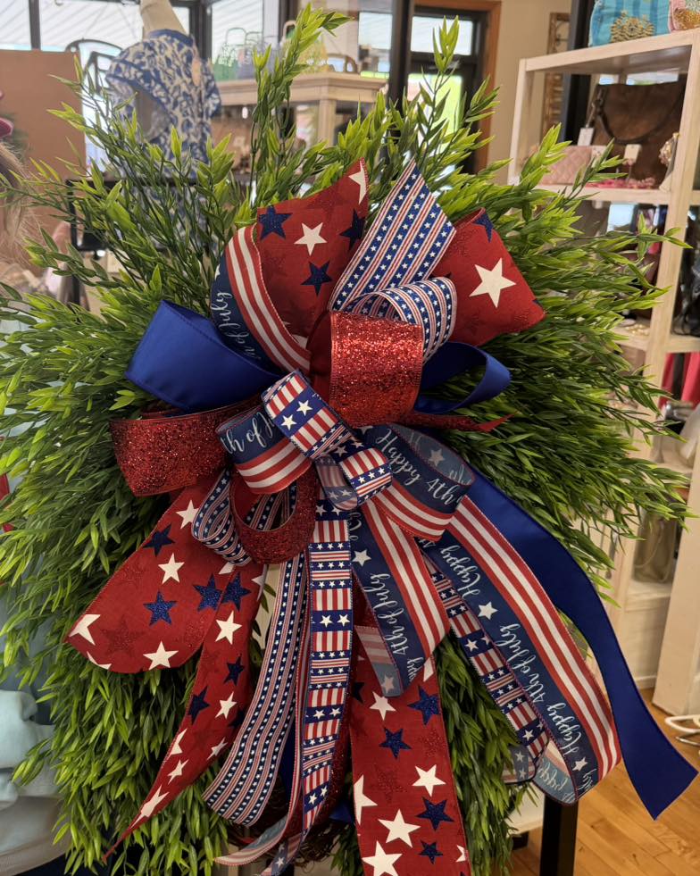29 Charming Red, White, and Blue Holiday Decorating Ideas for a Festive Home