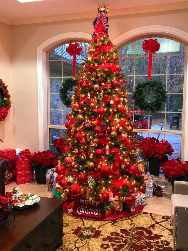 Spacious Living Room Dominated by a Red and Gold Christmas Tree Spacious Living Room Dominated by a Red and Gold Christmas Tree — Red and Gold Christmas Decor